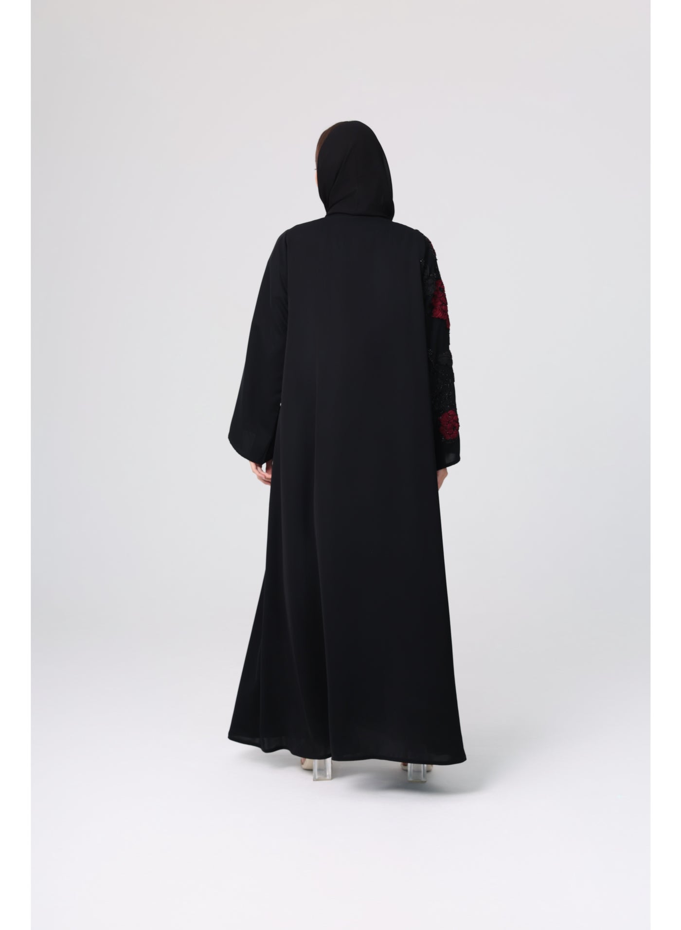 عباية مطرزة بالورود الحمراء والخرز أسود